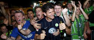 Mario Gomez und die Fans bejubeln den Klassenverbleib.