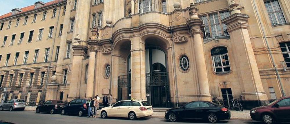 Aleksi H. und Husam M. müssen sich wegen schweren Raub vor dem Landgericht Berlin verantworten.