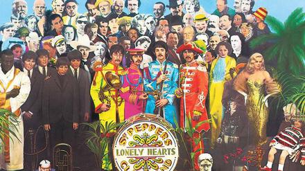 Wir Blumenkinder. Die Beatles posieren auf dem „Sgt. Pepper“-Cover neben Pappfigur-Prominenten. 