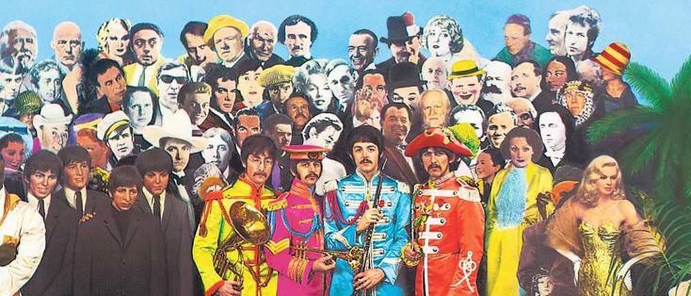 Wir Blumenkinder. Die Beatles posieren auf dem „Sgt. Pepper“-Cover neben Pappfigur-Prominenten.