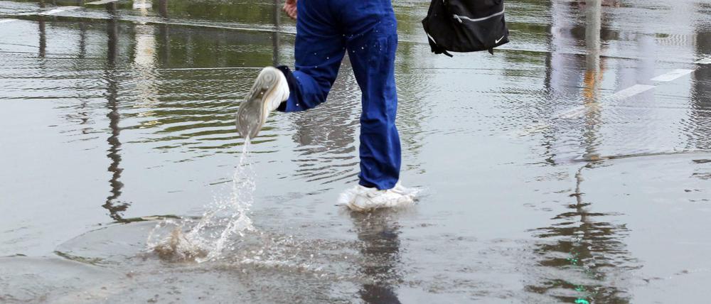 Fußbad für die einen, Sandstrahl für die anderen: Das Gewitter am Dienstag hatte sehr unterschiedliche Wirkungen.
