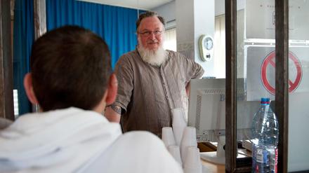 Chaim Jellinek in seiner Praxis an der Karl-Marx-Straße in Neukölln. Dort wurde vielen Heroinabhängigen geholfen.
