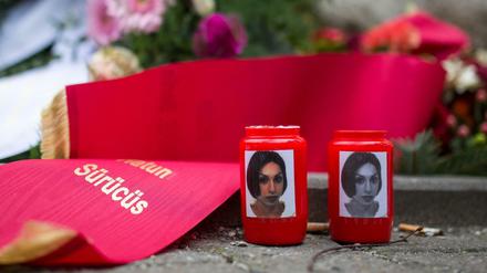Kerzen mit Bildern von Hatun Sürücü an einem Gedenkstein in Berlin 