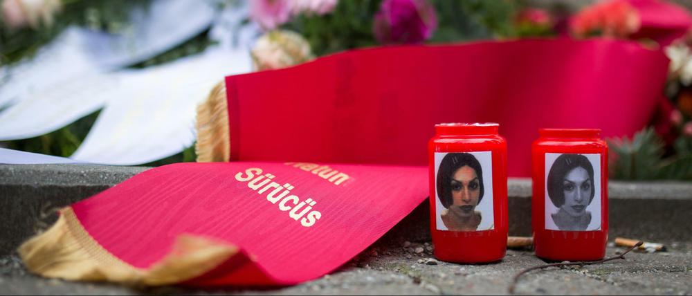 Kerzen mit Bildern von Hatun Sürücü an einem Gedenkstein in Berlin