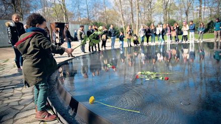 Im Tiergarten gibt es eine Gedenkstätte für die in der Zeit des Nationalsozialismus ermordeten Sinti und Roma. Das Denkmal wurde nach einem Entwurf des Künstlers Dani Karavan gestaltet. 