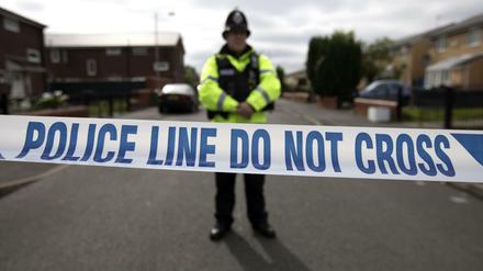Ein britischer Polizeibeamte bei einer Operation in Moss Side in Manchester.