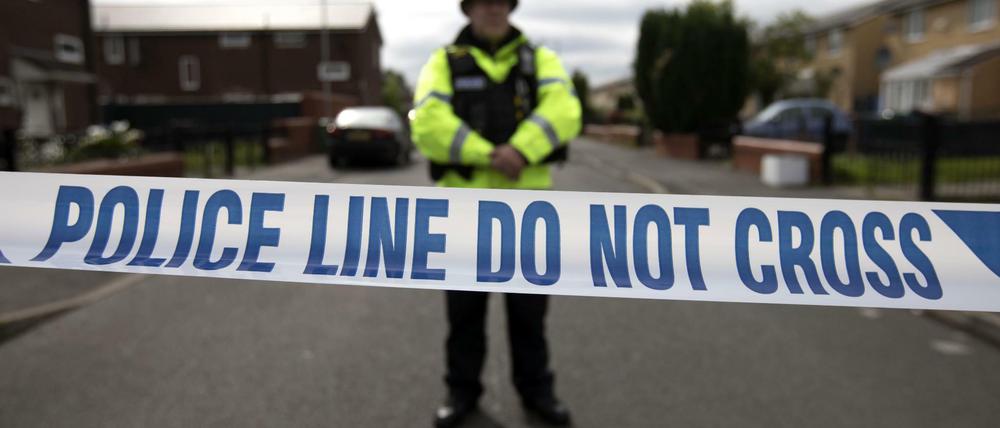Ein britischer Polizeibeamte bei einer Operation in Moss Side in Manchester.