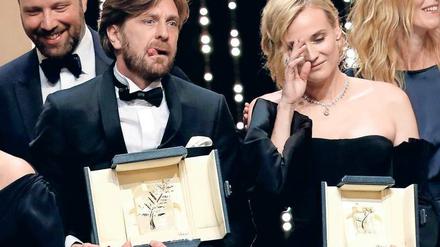 Ein guter Jahrgang. Goldene-Palme-Gewinner Ruben Östlund zeigt seine Zunge, Diane Kruger kann ihr Glück noch nicht fassen. 