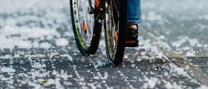 Viele Gehwege in Berlin sind mit den weißen Pappelsamen übersät.