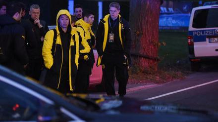 Nebensache Fußball. Spieler von Borussia Dortmund am Abend des Anschlags auf ihren Mannschaftsbus.