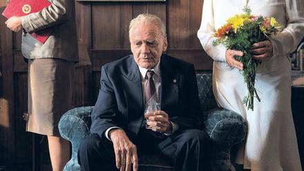 Jubilar mit Gemüse. Bruno Ganz als Altkader Wilhelm Powileit. 