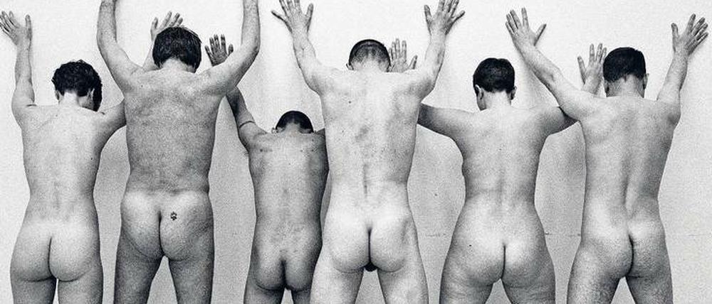 Kommune 0. Diese Rücken gehören nicht dem Gesangsensemble. Sie zitieren nur das legendäre Foto der Kommune 1.
