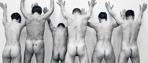 Kommune 0. Diese Rücken gehören nicht dem Gesangsensemble. Sie zitieren nur das legendäre Foto der Kommune 1. 