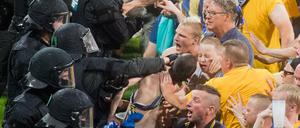 Braunschweiger Fans stürmten nach Spielende den Platz. Die Polizei verhinderte, dass die Braunschweiger den Wolfsburger Fanblock stürmen.