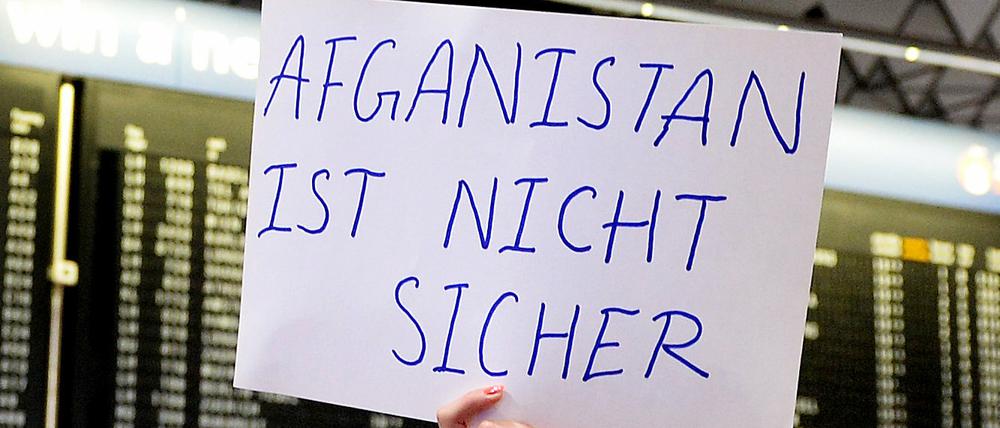 Das Plakat einer Teilnehmerin einer Demonstration gegen eine geplante Abschiebung.