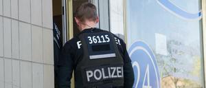 Polizisten bei einer Razzia bei einem Pflegedienst in Berlin. (Archivbild)