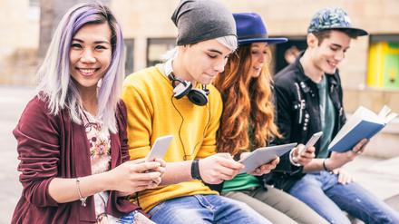 Die Millennial-Generation verbringt immer mehr Zeit am Smartphone.
