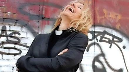 Eigentlich nur durch den Kollar als Arbeitskleidung erkennbar: ein Outfit von Casual Priest