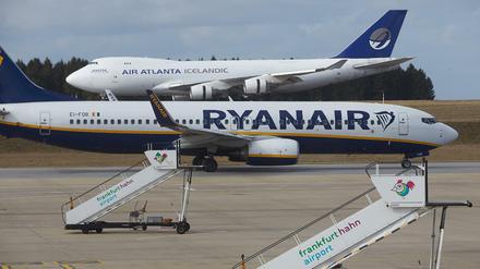 Ein Flugzeug von Ryanair in Frankfurt am Main. 