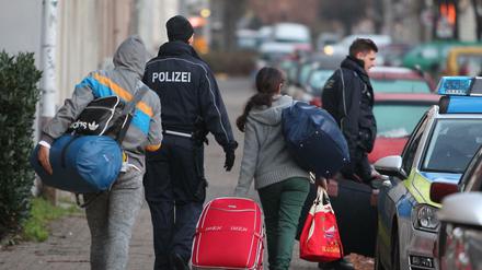 Abgelehnte Asylbewerber werden in Leipzig zum Transport zum Flughafen abgeholt. 
