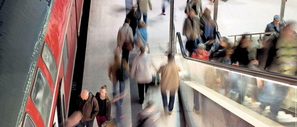 Am Potsdamer Platz läuft der Verkehr. Am Karower Kreuz dagegen verzögern sich die Bauarbeiten an der Bahnstrecke weiter. 