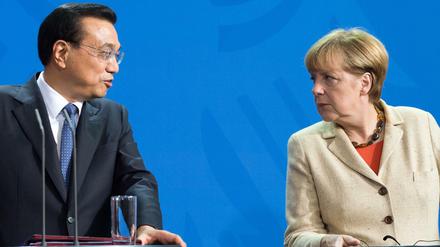 Kanzlerin Angela Merkel (CDU) und Chinas Ministerpräsident Li Keqiang (Archivbild von 2014).