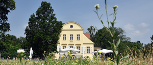 Gutshaus im Grünen. Wer mit der BVG-Fähre von Wannsee nach Kladow fährt, sollte einen Abstecher in den nahen Gutspark Neukladow nicht versäumen.