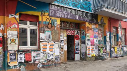 Bunt bemalt und mit Plakaten beklebt ist das Haus Nr. 94 in der Rigaer Straße. 