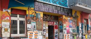 Bunt bemalt und mit Plakaten beklebt ist das Haus Nr. 94 in der Rigaer Straße.