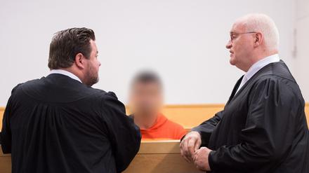 Bastian Quilitz (l) und Matthias Waldraff (r), die Verteidiger von Nurettin B. (M), sprechen am Mittwoch vor Beginn des Prozesses in einem Gerichtssaal im Landgericht in Hannover (Niedersachsen) mit dem Angeklagten.