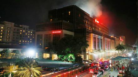 Überfall in Manila: Rauch steigt vom "Resorts World Manila" auf. 
