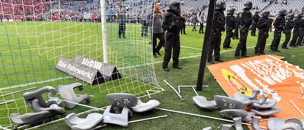 Bilanz eines Fußballspiels. Oder wenn Sitzschalen und Stangen zu Wurfgeschossen werden.