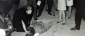 Ein Polizeifotograf machte am 2. Juni 1967 dieses Bild vom sterbenden Benno Ohnesorg.