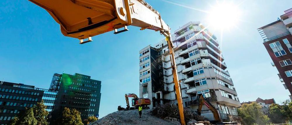 Die Abrissarbeiten an der Dovestraße haben im Herbst 2016 begonnen. Seit Anfang 2017 rollen die Bagger.