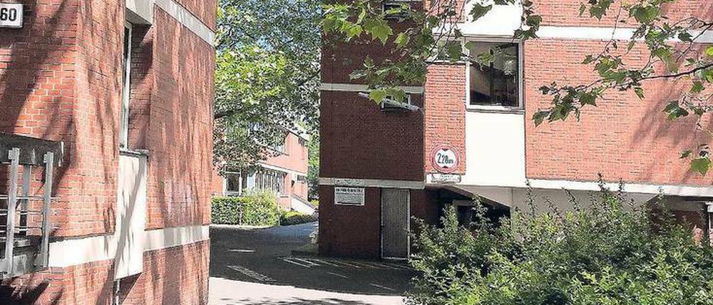 Das Studentenwohnheim steht seit Jahren leer; der Bau wurde 1967 mit einer runden Million D-Mark veranschlagt. 