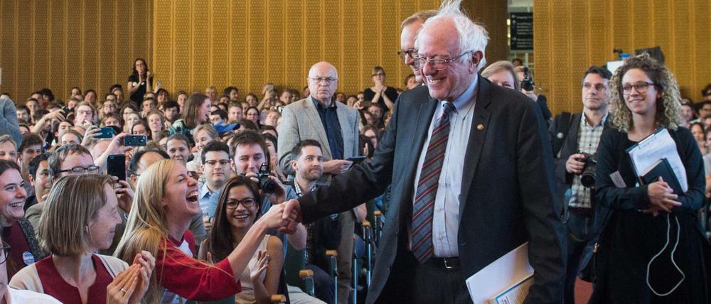 Ein 75-Jähriger unter jugendlichen Fans: Der US-Präsidentschaftskandidat Bernie Sanders am Mittwochabend im Audimax der FU Berlin. 