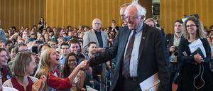 Ein 75-Jähriger unter jugendlichen Fans: Der US-Präsidentschaftskandidat Bernie Sanders am Mittwochabend im Audimax der FU Berlin. 