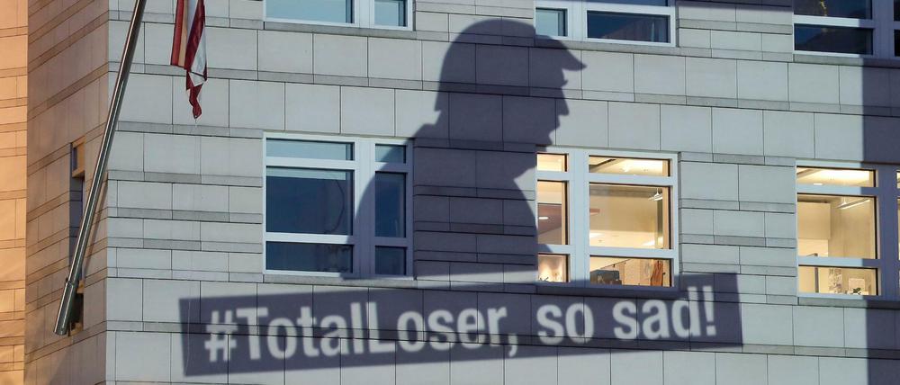 Greenpeace-Protest an US-Botschaft in Berlin: "#TotalLoser, so sad!" ("Totaler Verlierer, so traurig")