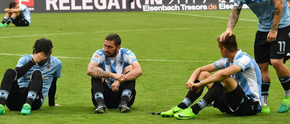 Trauer bei den Spielern von 1860 München nach der Niederlage in der Relegation gegen Regensburg.