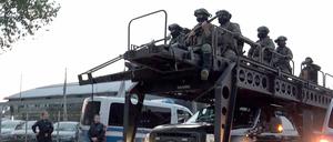 Bewaffnete Spezialkräfte auf einem gepanzerten Spezialfahrzeug, um ein Eisentor zu dem Grundstück des Vereinsheims der Hells Angels im Stadtteil Ostheim zu stürmen.