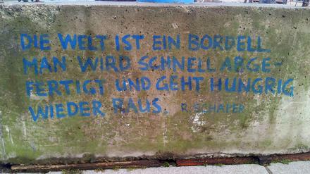 Wolfgang Nieblich versieht Betonsockel mit anregenden Gedanken - auch aus dem Tagesspiegel..