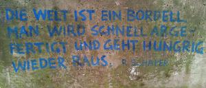 Wolfgang Nieblich versieht Betonsockel mit anregenden Gedanken - auch aus dem Tagesspiegel..