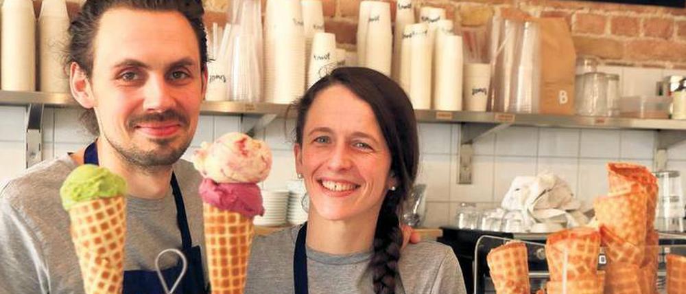 Die Kreativen. Gabrielle Jones und Jan Diekmann servieren ihre kühle Leckerei im eigenen Laden im bildschönen Altbau-Ambiente.