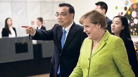 Da geht’s lang. Chinas Ministerpräsident Li Keqiang weist Bundeskanzlerin Angela Merkel beim Berliner Innovationsforum den Weg.