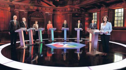 Kein TV-Duell. Vor den Parlamentswahlen in Großbritannien wird es kein direktes Aufeinandertreffen der konservativen Premierministerin Theresa May mit ihrem stärksten Konkurrenten Jeremy Corbyn geben. Die Politiker gehen lieber in TV-Debatten, wie hier Labour-Chef Corbyn (Zweiter von links) bei einer BBC-Veranstaltung in Cambridge.