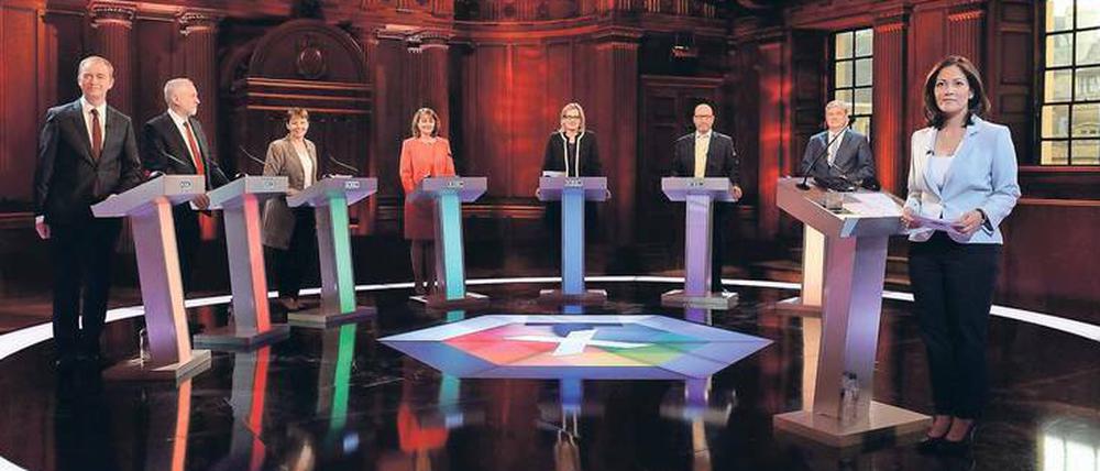 Kein TV-Duell. Vor den Parlamentswahlen in Großbritannien wird es kein direktes Aufeinandertreffen der konservativen Premierministerin Theresa May mit ihrem stärksten Konkurrenten Jeremy Corbyn geben. Die Politiker gehen lieber in TV-Debatten, wie hier Labour-Chef Corbyn (Zweiter von links) bei einer BBC-Veranstaltung in Cambridge.