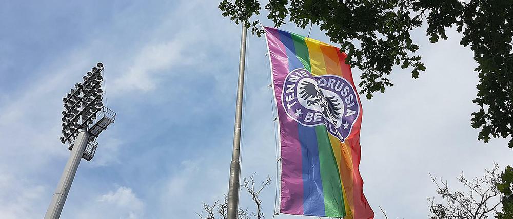 Kann hängen bleiben. Der Streit um die Regenbogenfahne bei Tennis Borussia ist beigelegt. Der Vorstand hat eingelenkt.