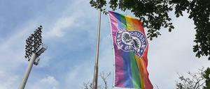 Kann hängen bleiben. Der Streit um die Regenbogenfahne bei Tennis Borussia ist beigelegt. Der Vorstand hat eingelenkt.