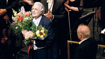 Geehrt, berührt: Placido Domingo im Schillertheater, rechts Daniel Barenboim. 