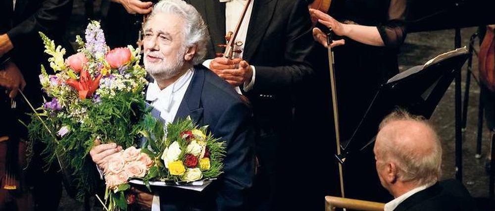 Geehrt, berührt: Placido Domingo im Schillertheater, rechts Daniel Barenboim. 